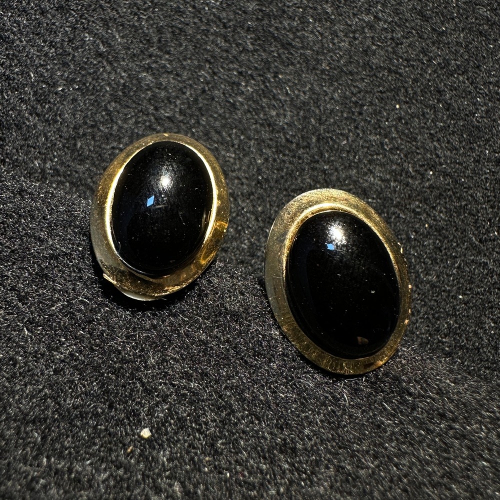 Vintage Womens Black Oval Cabochon Gold Tone Clip On Earrings